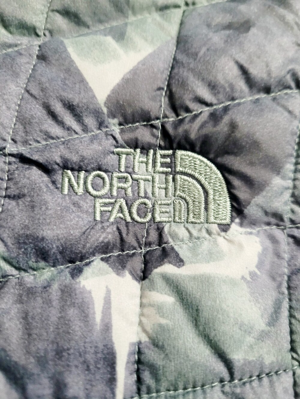 The North Face ThermoBall Quilted Puffer Vest Women's Large Gray Camo Full Zip - Picture 7 of 16